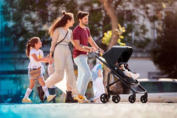 Gezin wandelt met Maxi-Cosi Lila wandelwagen