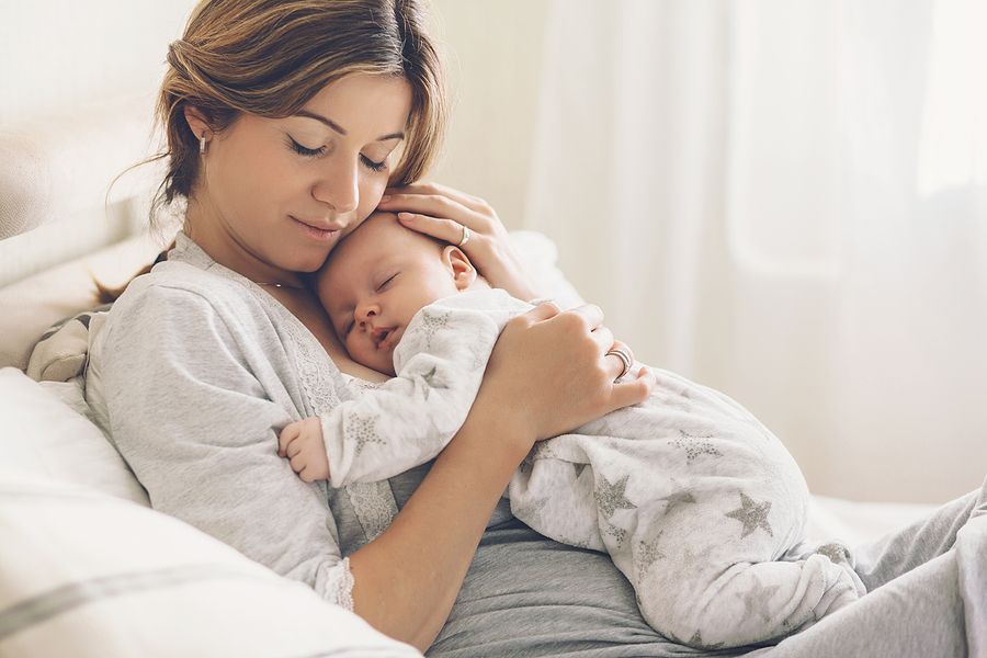 Moeder knuffelt met baby die PKU heeft