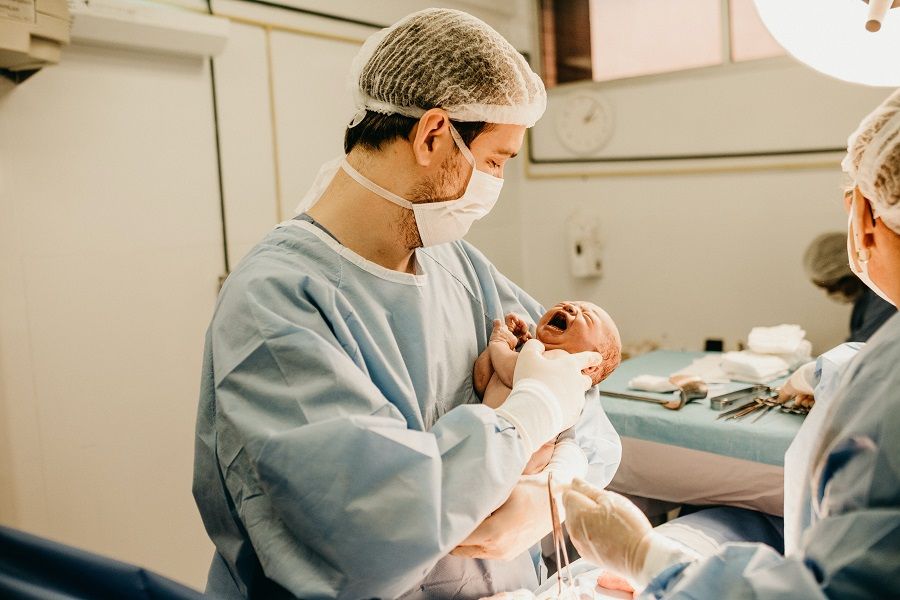 Arts houdt baby vast na stuitbevalling