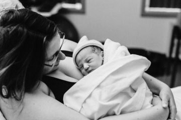 Moeder kijkt trots naar haar pasgeboren baby