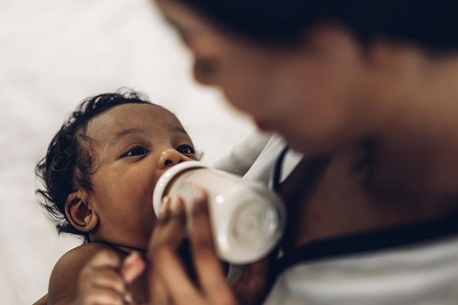 Moeder geeft baby de fles