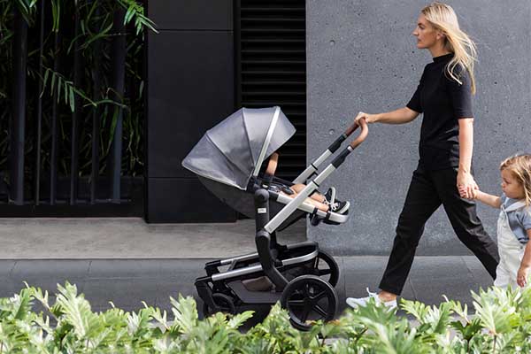 Moeder loopt met de Joolz Day+ kinderwagen