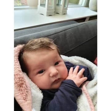 Kindje van Maria met donker babykapsel