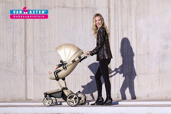 Moeder loopt met Mima Xari kinderwagen