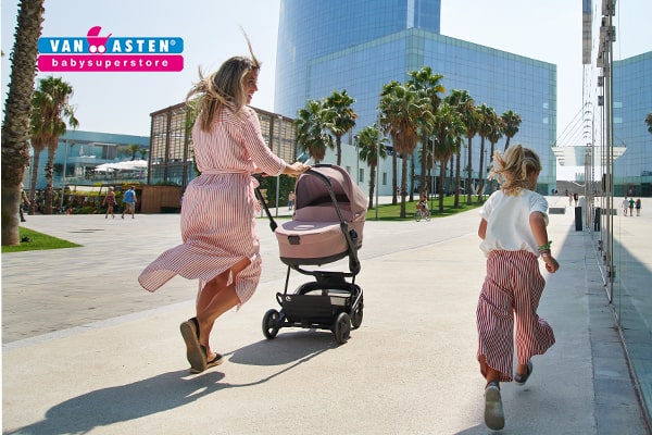 Moeder loopt met Easywalker Charley kinderwagen