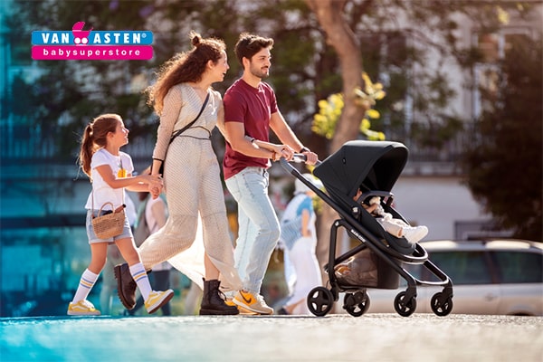 Gezin loopt met Maxi Cosi Lila kinderwagen