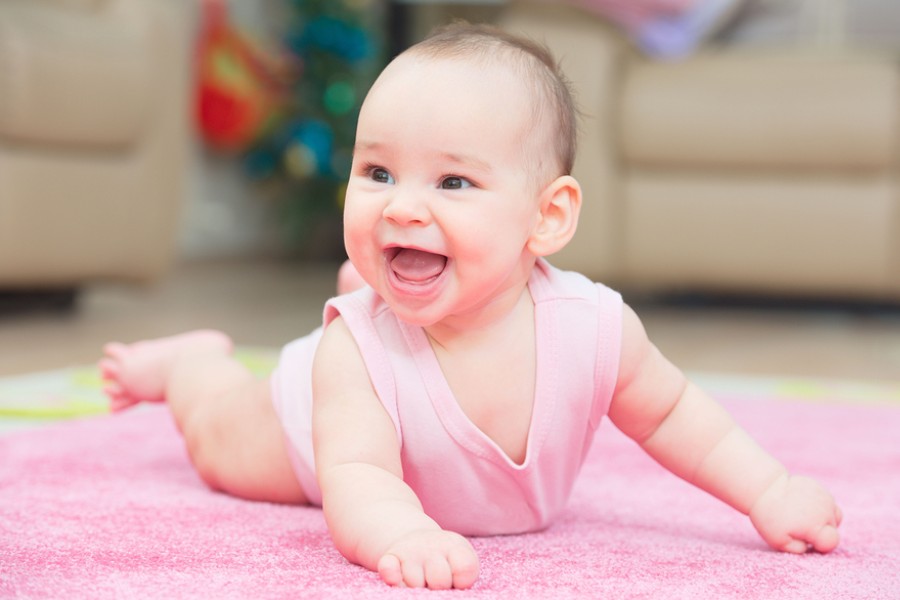 Baby gaat door de kamer tijgeren