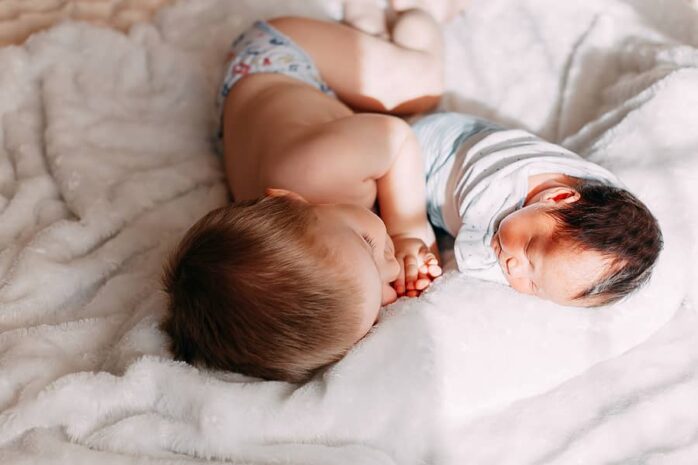 Broer met pasgeboren baby met populaire babynaam in 2020