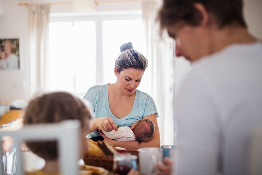 Moeder geeft borstvoeding aan haar baby en kolft extra moedermelk tegen het coronavirus