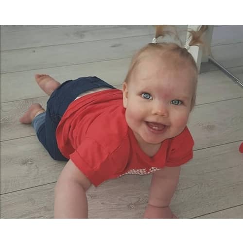 Het dochtertje van Livy werd geboren met een vol babykapsel.