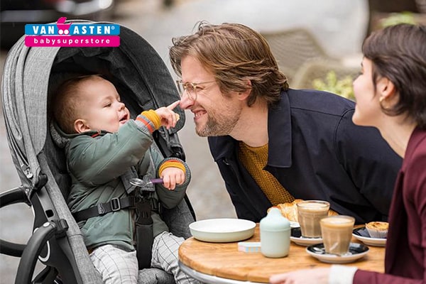 Kindje speelt met vader vanuit Stokke Xplory kinderwagen