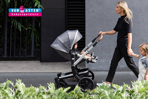 moeder loopt met Joolz Day+ kinderwagen