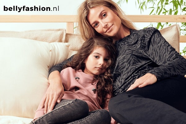 Zwangere vrouw met dochter in Bellyfashion kleding