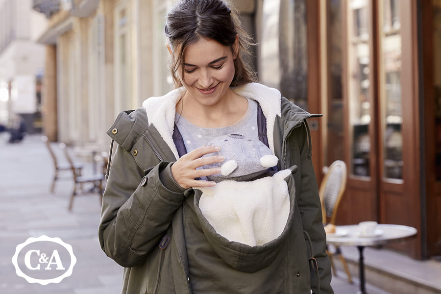moeder draagt jas van C&A met baby