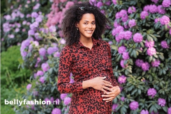 Zwangere vrouw in printjes jurk van Bellyfashion