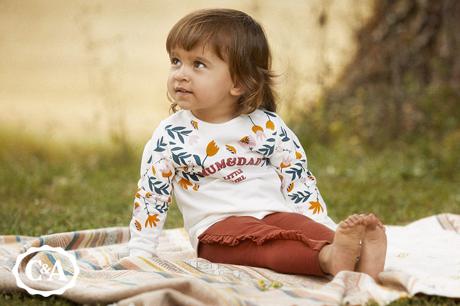 baby in babykleding van biokatoen