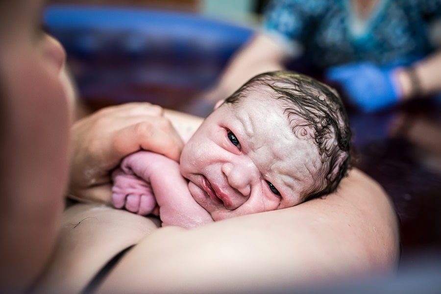 Het van pasgeboren baby: een verfrommeld pakketje – 24Baby.nl