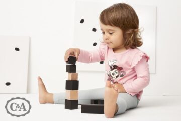 meisje draagt comics and cartoons babykleding