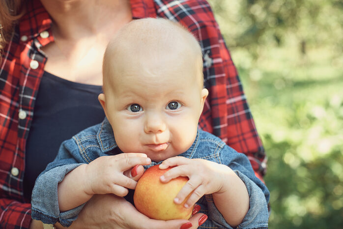 Baby plukt appels met moeder