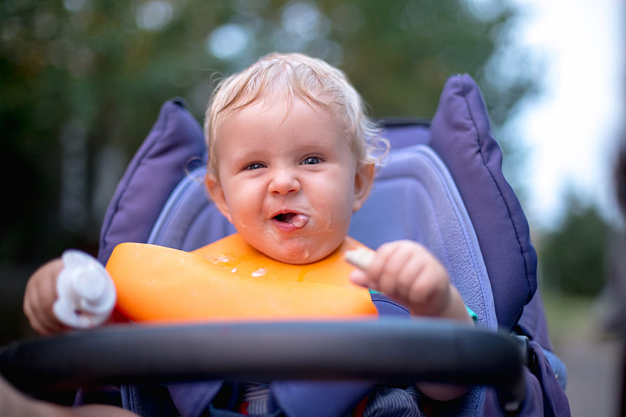Baby eet in kinderwagen Ellas Kitchen