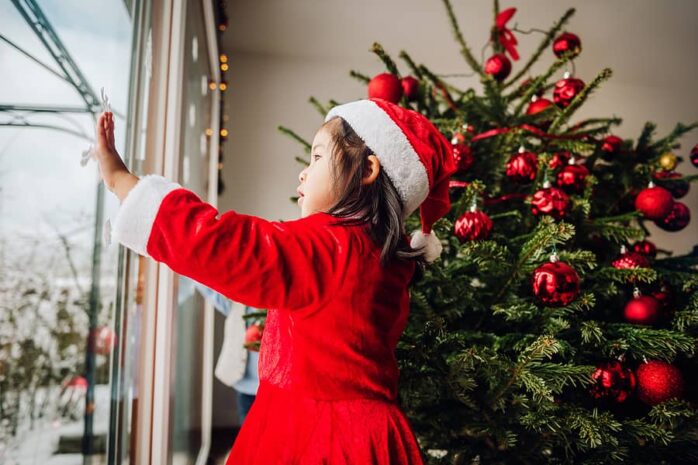 Meisje verkleed met kerst tijdens corona