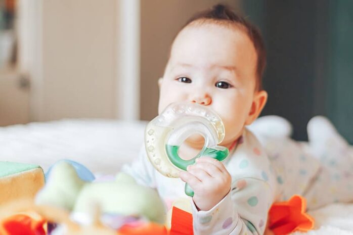 Baby sabbelt op bijtring