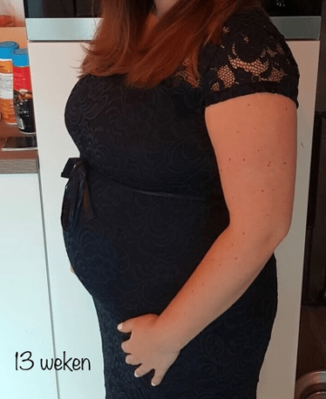 Foto van buik van 13 weken zwangere vrouw
