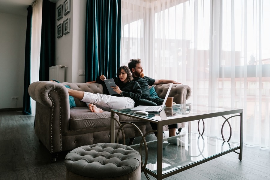 Man en vrouw zitten op bank terwijl vrouw van alles opzoekt over zwangerschap