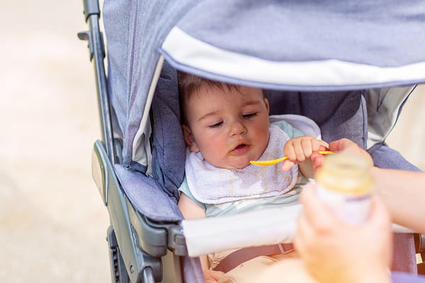 Baby eet Ellas Kitchen in kinderwagen