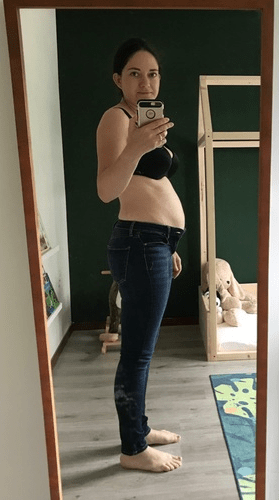Zwangere vrouw met groei buik bij 6 weken