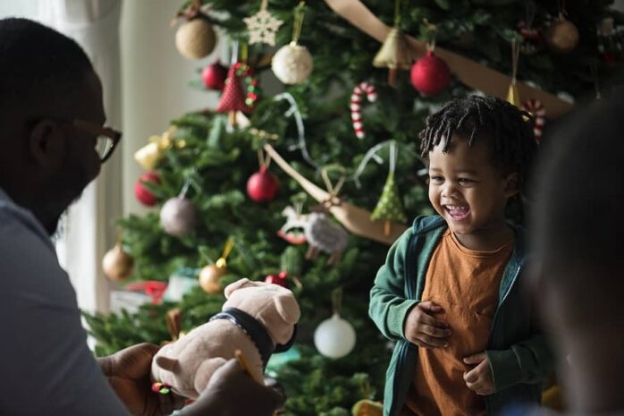 Kindje viert kerst in 2020
