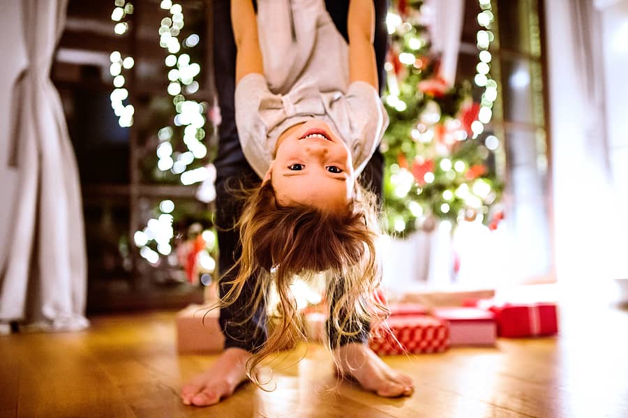 Meisje speelt met vader tijdens Kerst 2020