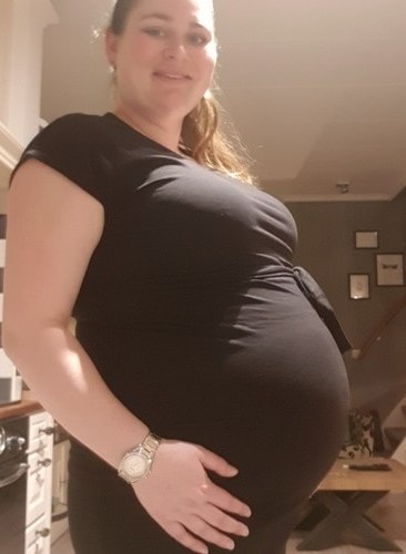 Buik van 30 weken zwangere vrouw