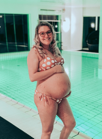 34 weken zwanger buik foto