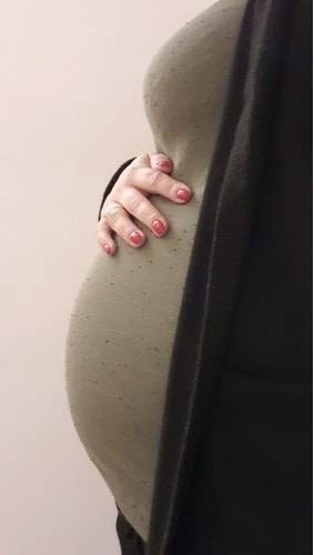Buik van 24 weken zwangere vrouw