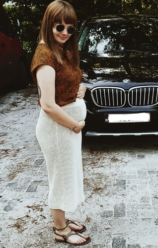 Buik van 18 weken zwangere vrouw