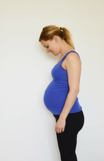 Buik van 33 weken zwangere vrouw