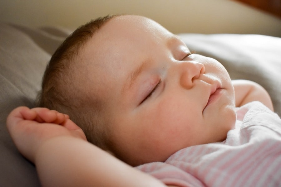 Baby ligt te slapen tijdens vast dagritme