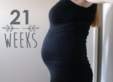 Buik van 21 weken zwangere vrouw