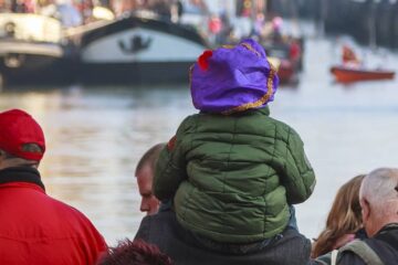 Sinterklaas vieren met peuter bij de intocht