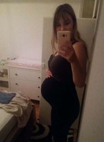 33 weken zwanger buik foto