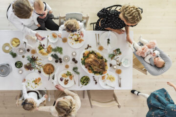 gezin aan tafel met Tripp Trapp