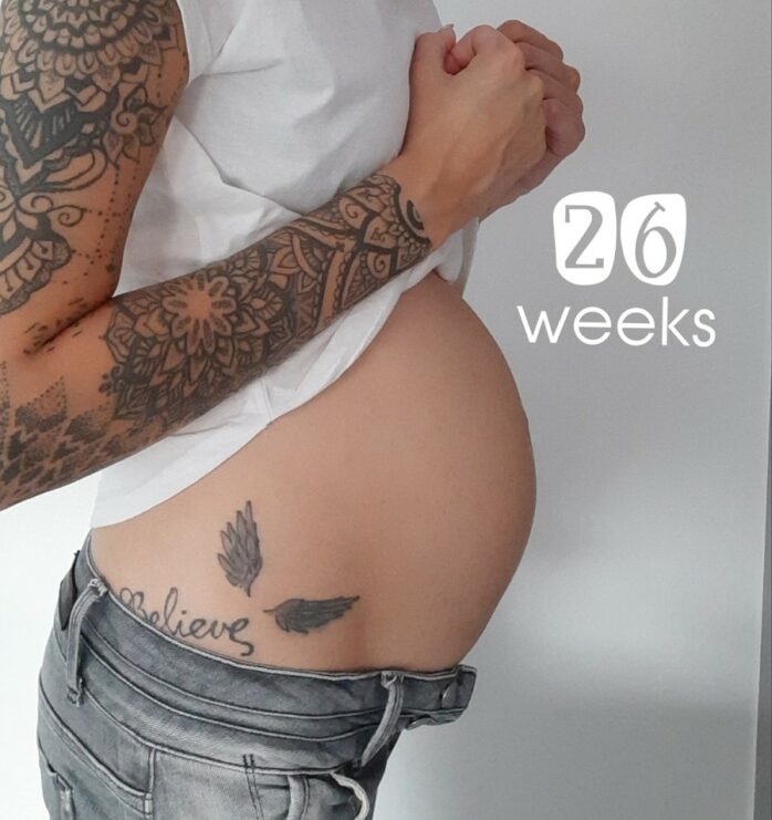 Buik van 26 weken zwangere vrouw