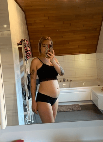 Buik van 27 weken zwangere vrouw