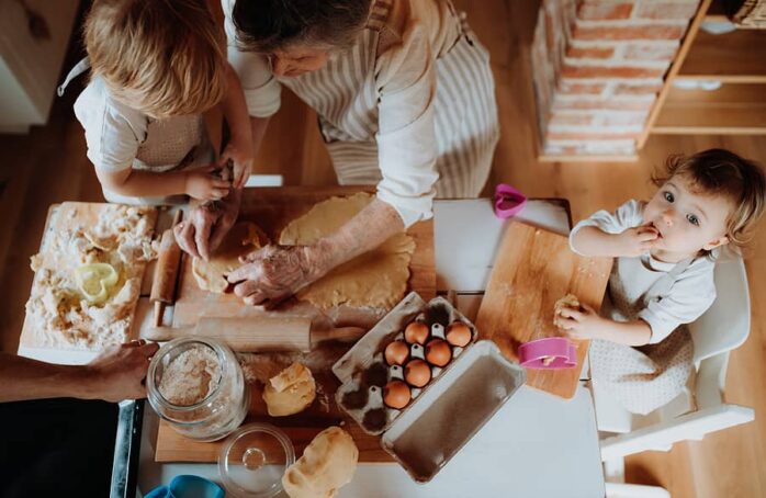 Kinderen bakken met oma in de kerstvakantie