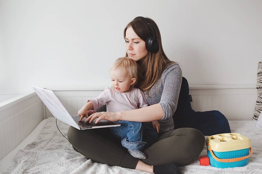 Moeder en baby bekijken begeleid beleggen van ABN