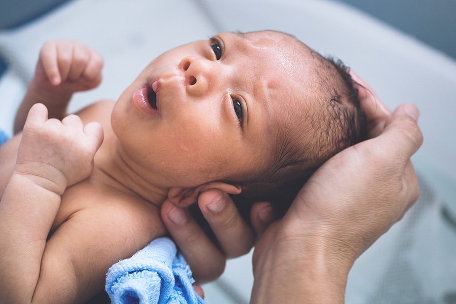 Pasgeboren baby en moeder wil het Navelstompje bewaren