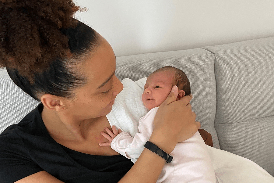 Moeder knuffelt met baby de eerste dag alleen