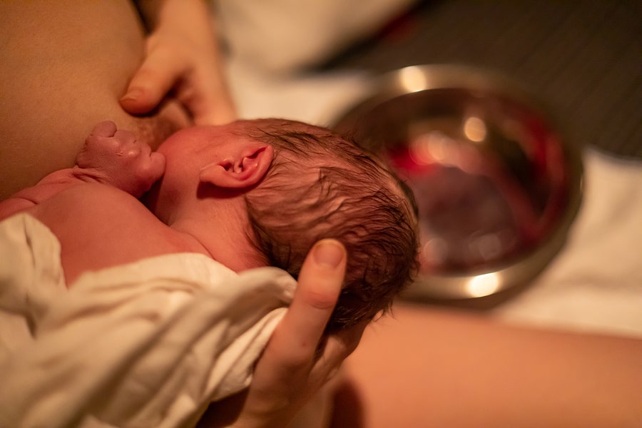 Moeder is verslaafd aan pasgeboren baby aan de borst