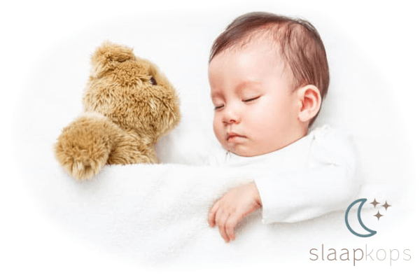 Slapende baby met teddybeer